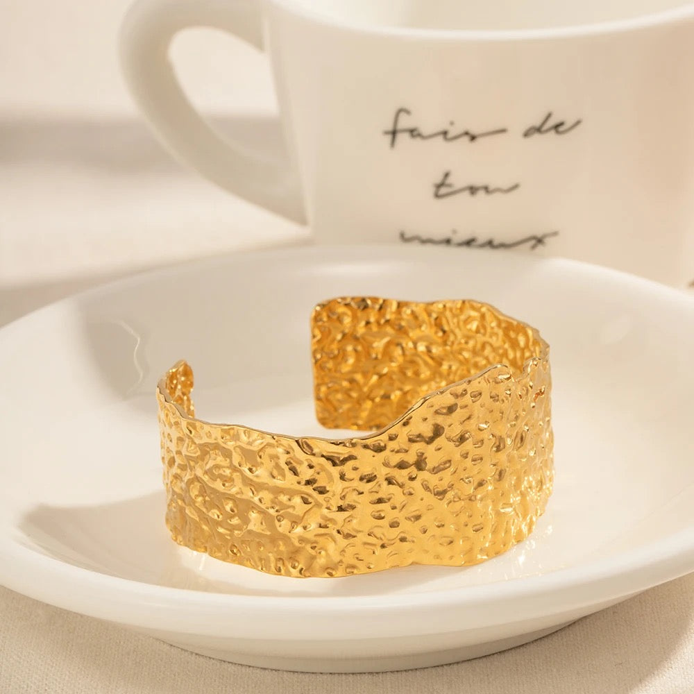 Elegant texture cuff bracelet