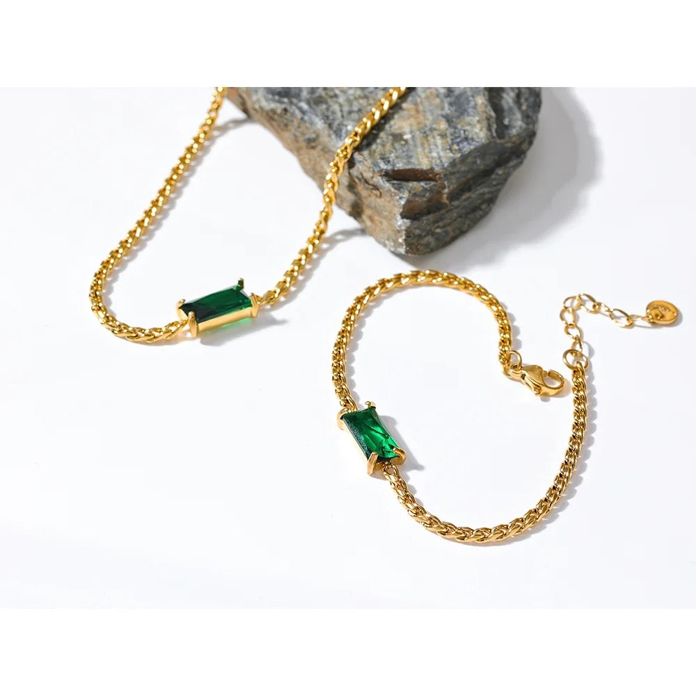 Green elegant necklace