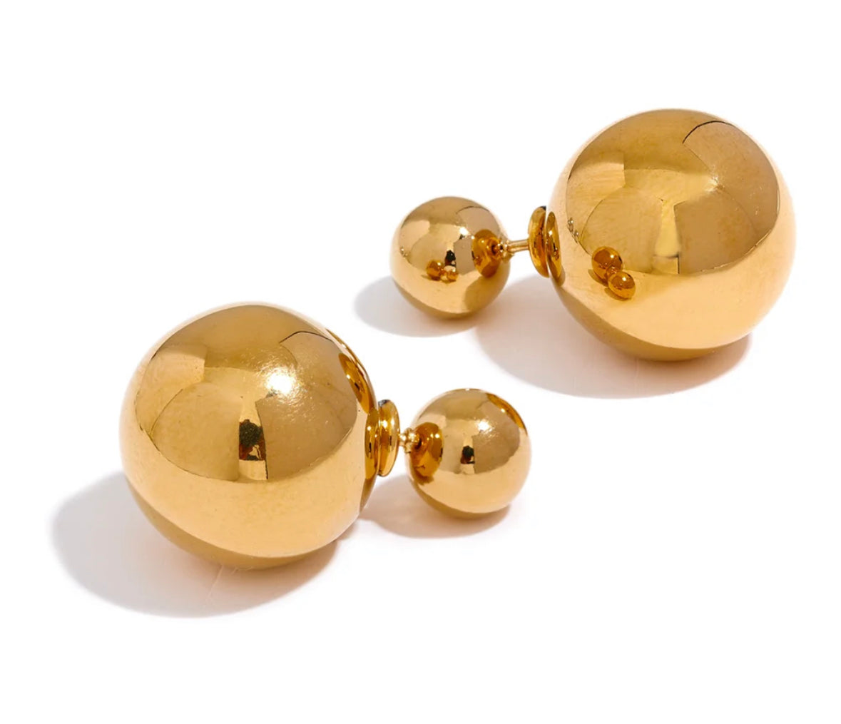 Classic round stud earrings