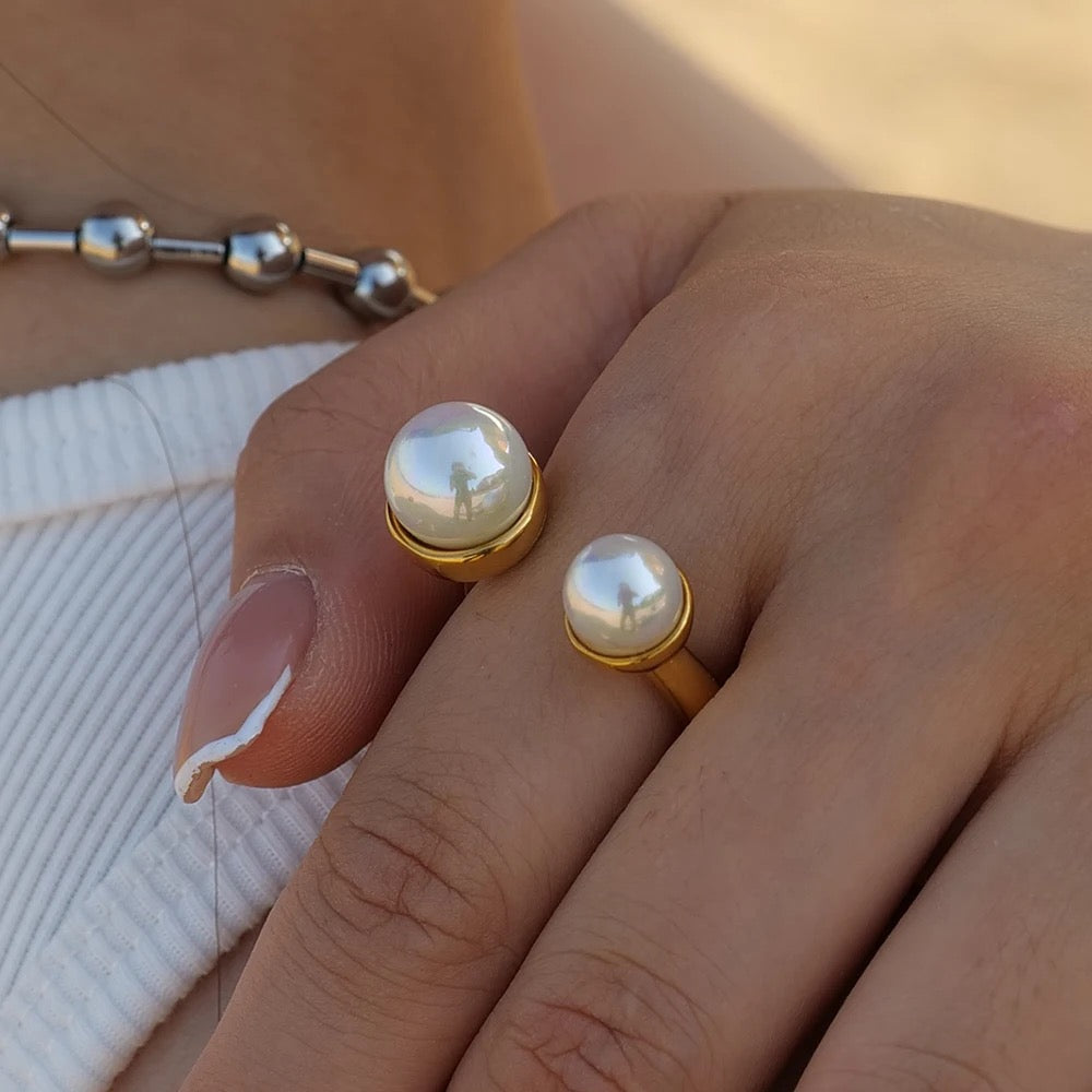 Two pearl adjustable ring