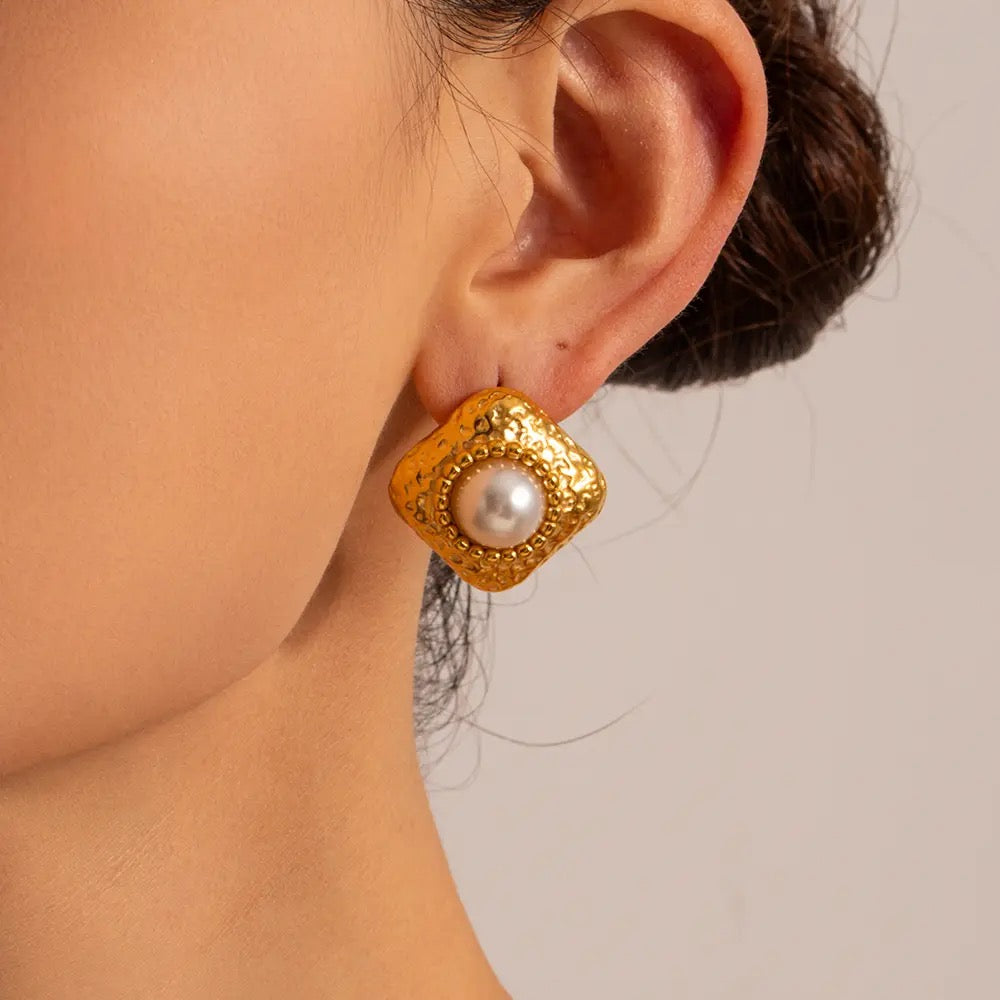 Pearl irregular stud earrings