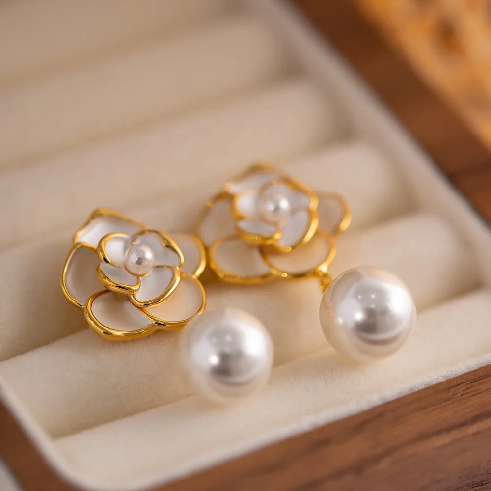 Glaze white flower elegant earrings