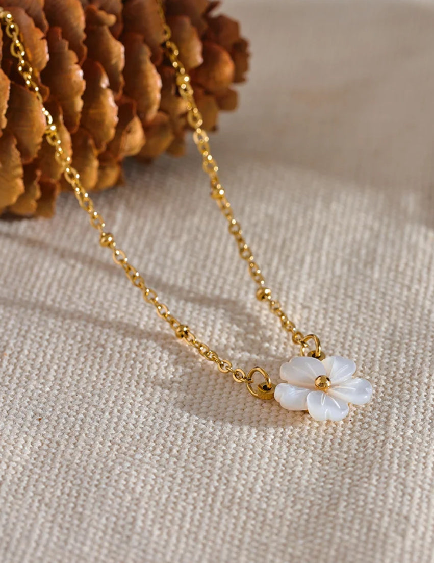 Natural shell flower necklace
