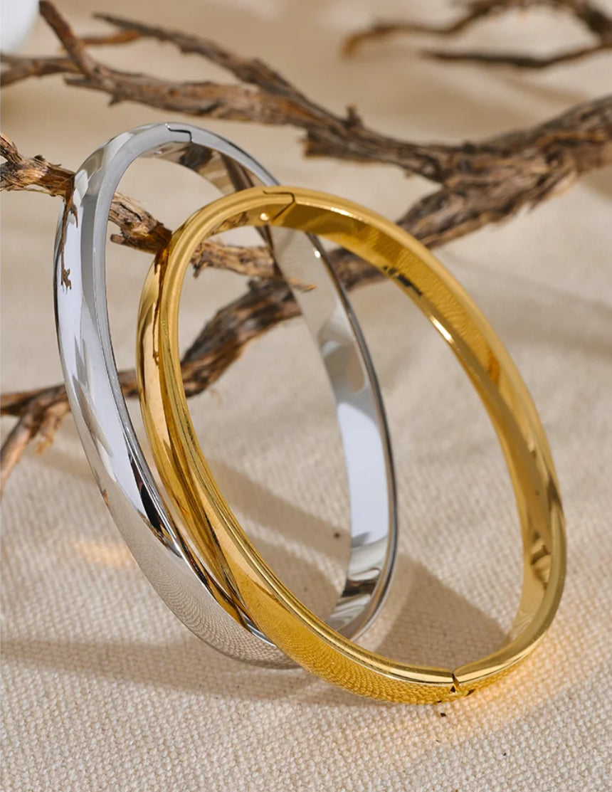 Gold elegant bangle