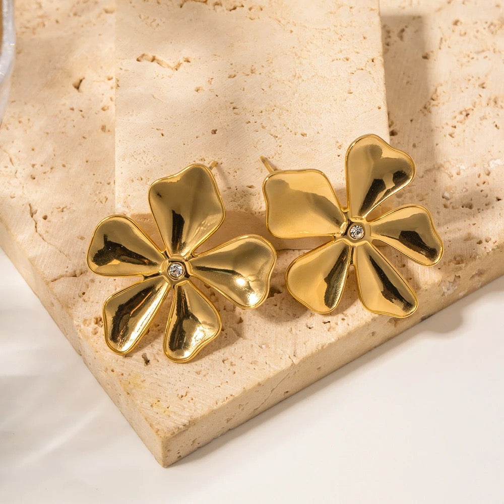 Flower stud earrings