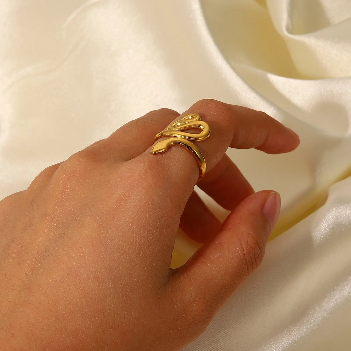 Snake adjustable ring