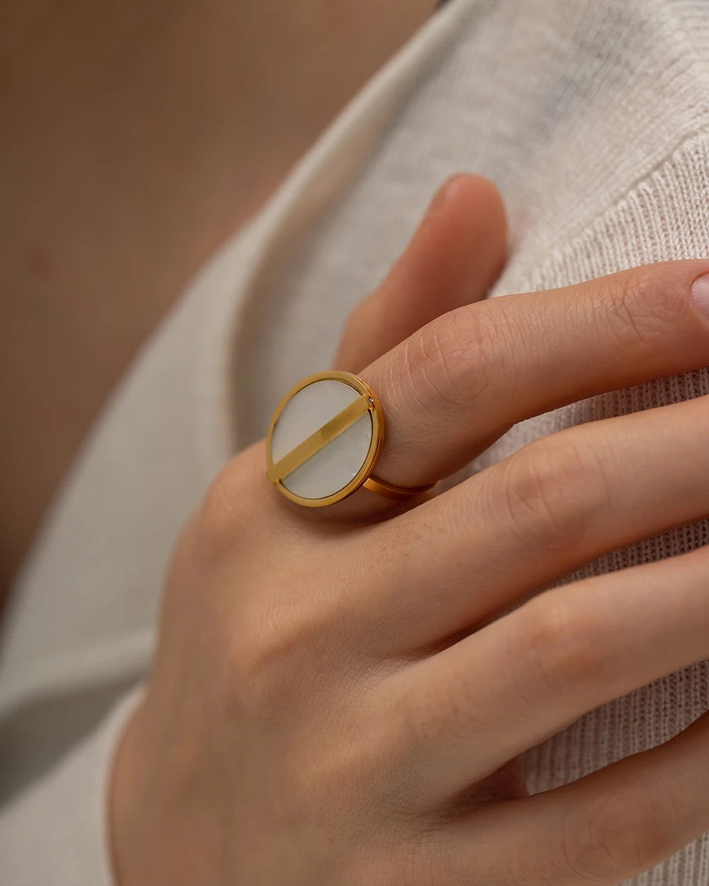 Retro style adjustable ring