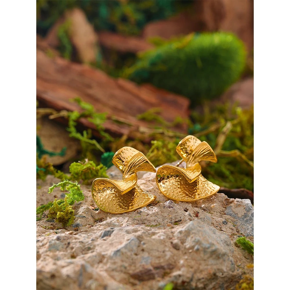 Fancy fan stud earrings