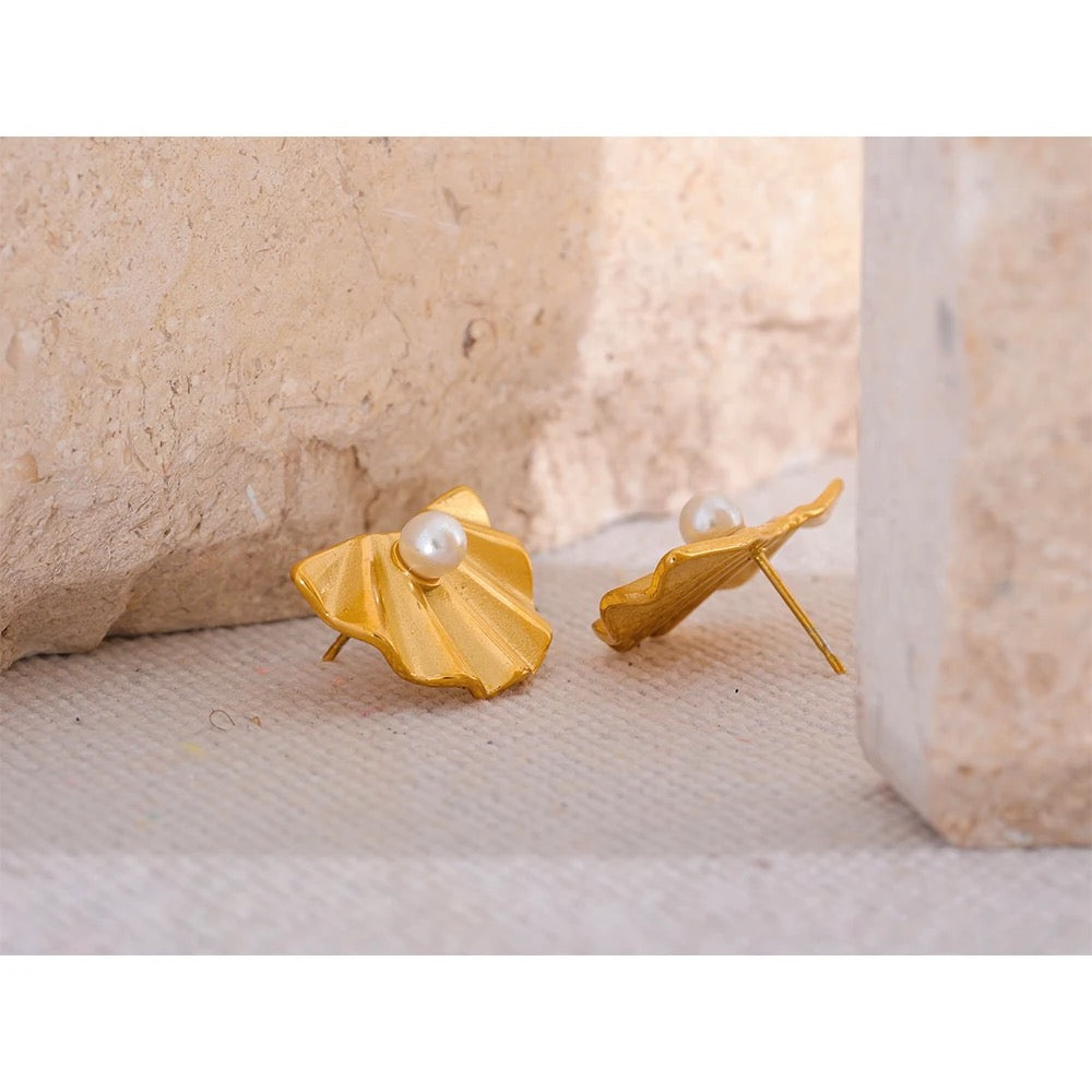Fan pearl stud earrings