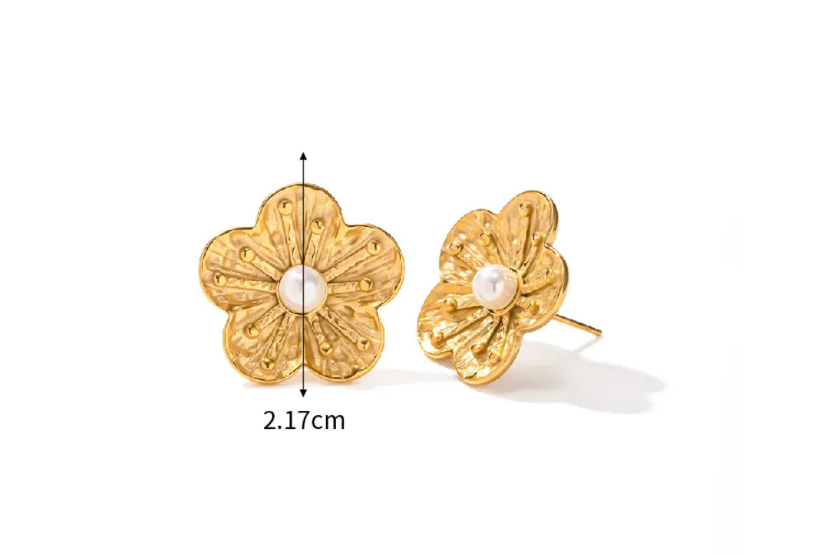 Pearl flower stud earring