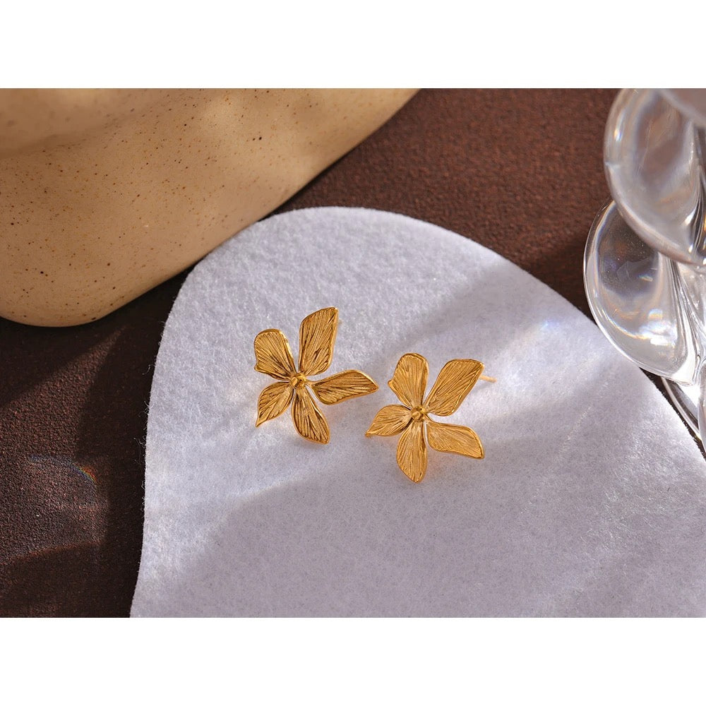 Flower stud earrings