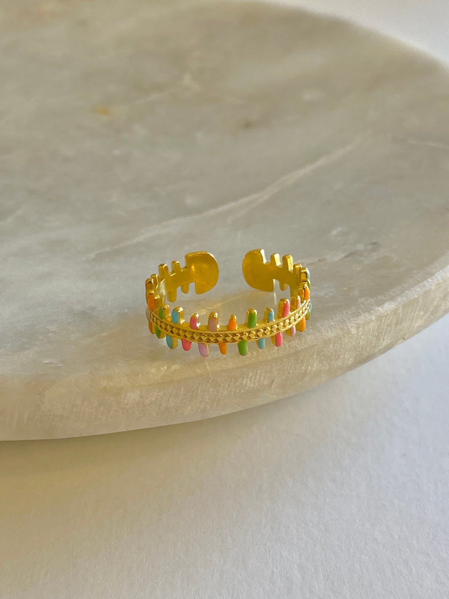 Multicolor adjustable ring