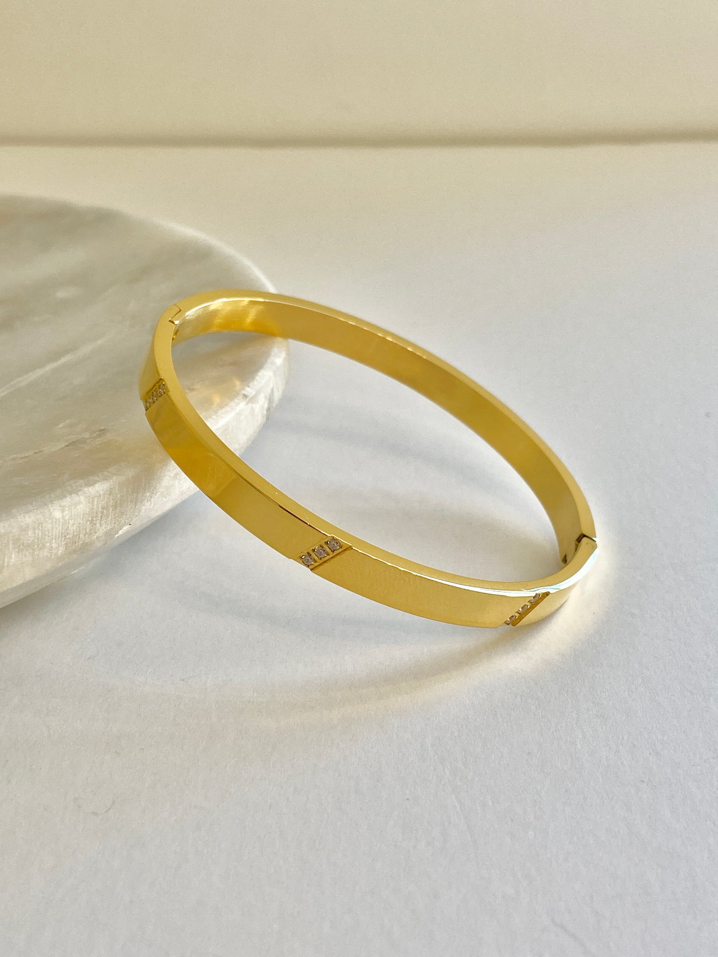 Elegant bangle