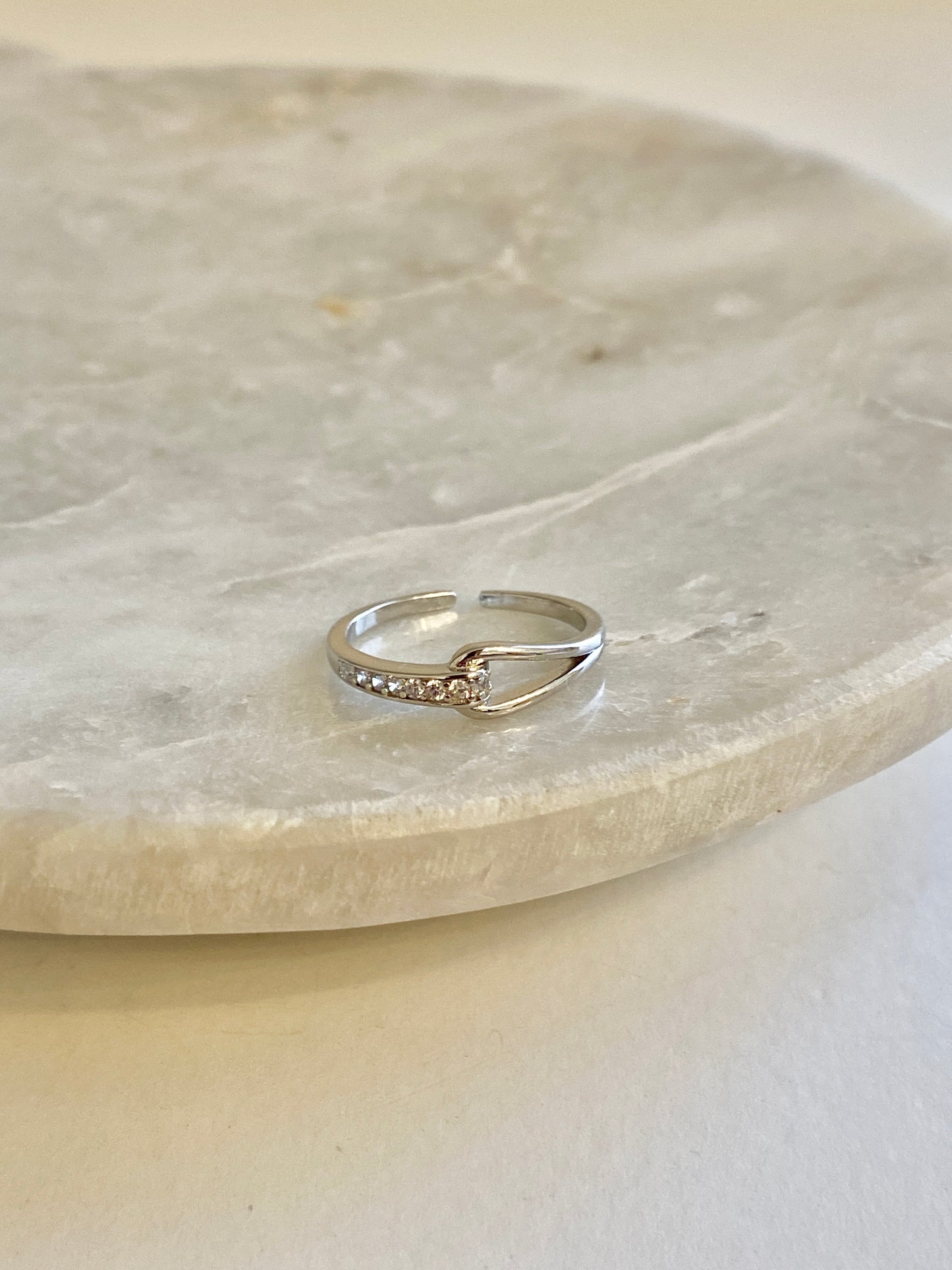 Elegant adjustable ring