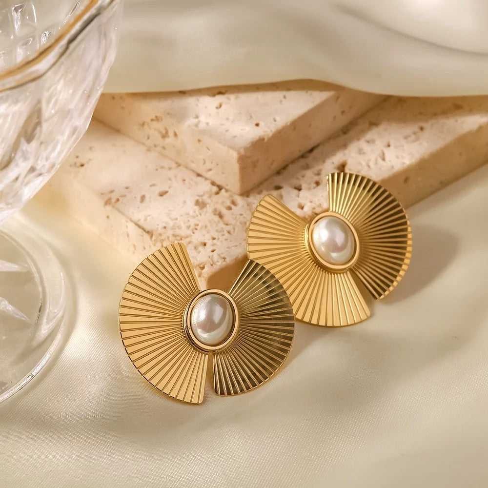 Elegant Pearl stud earrings