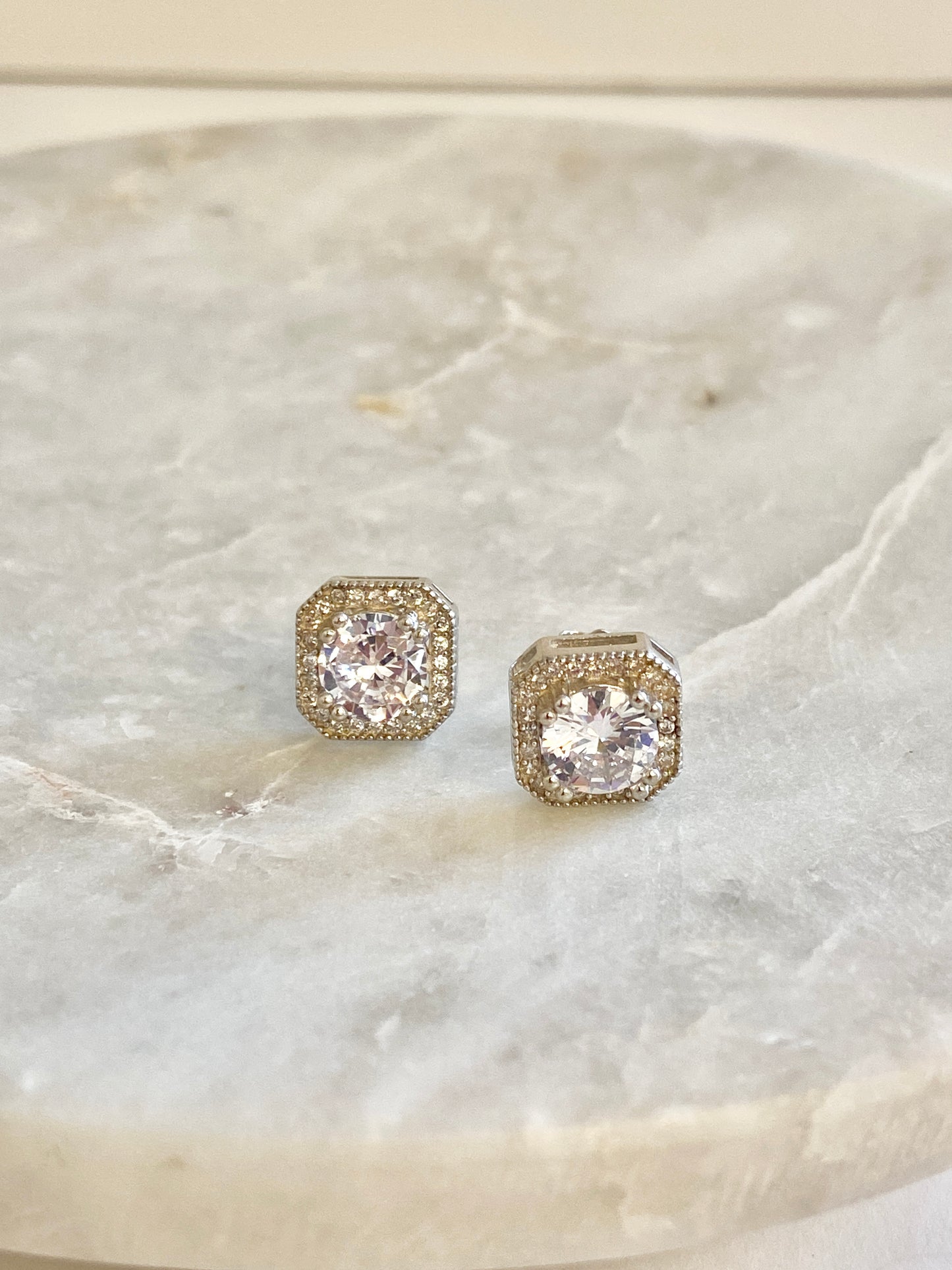 Elegant stud earrings