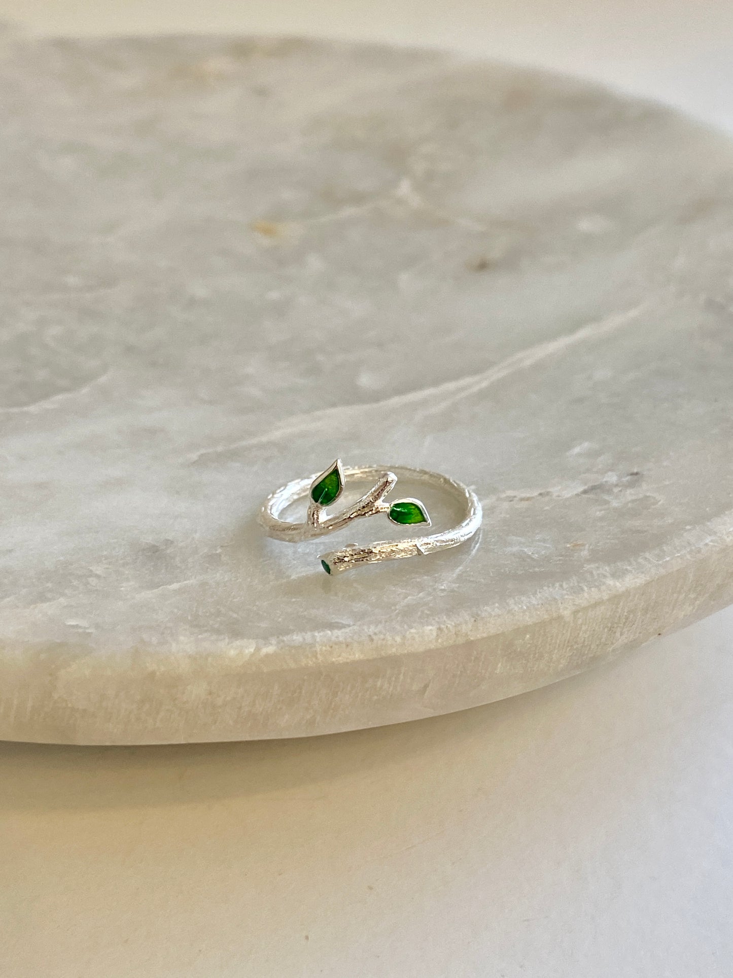 Leaf adjustable ring