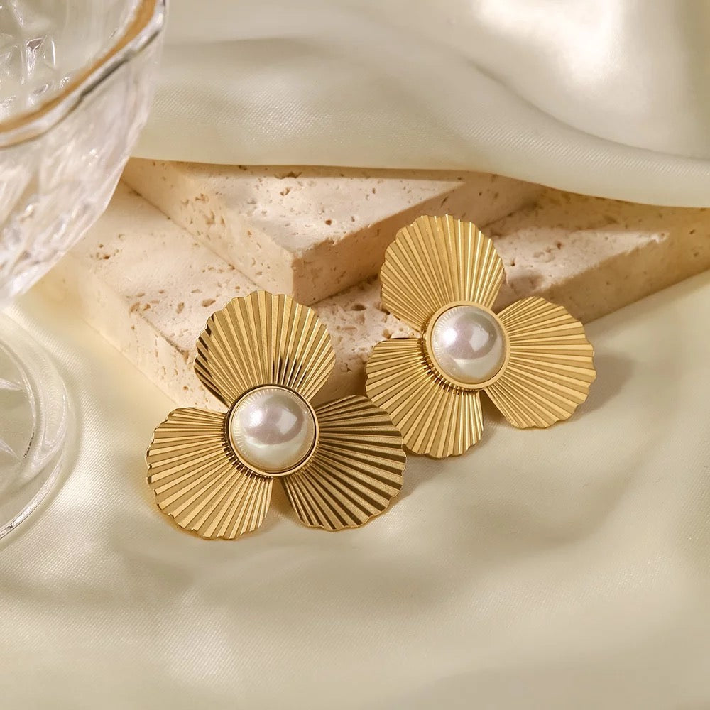 Pearl flower stud earrings