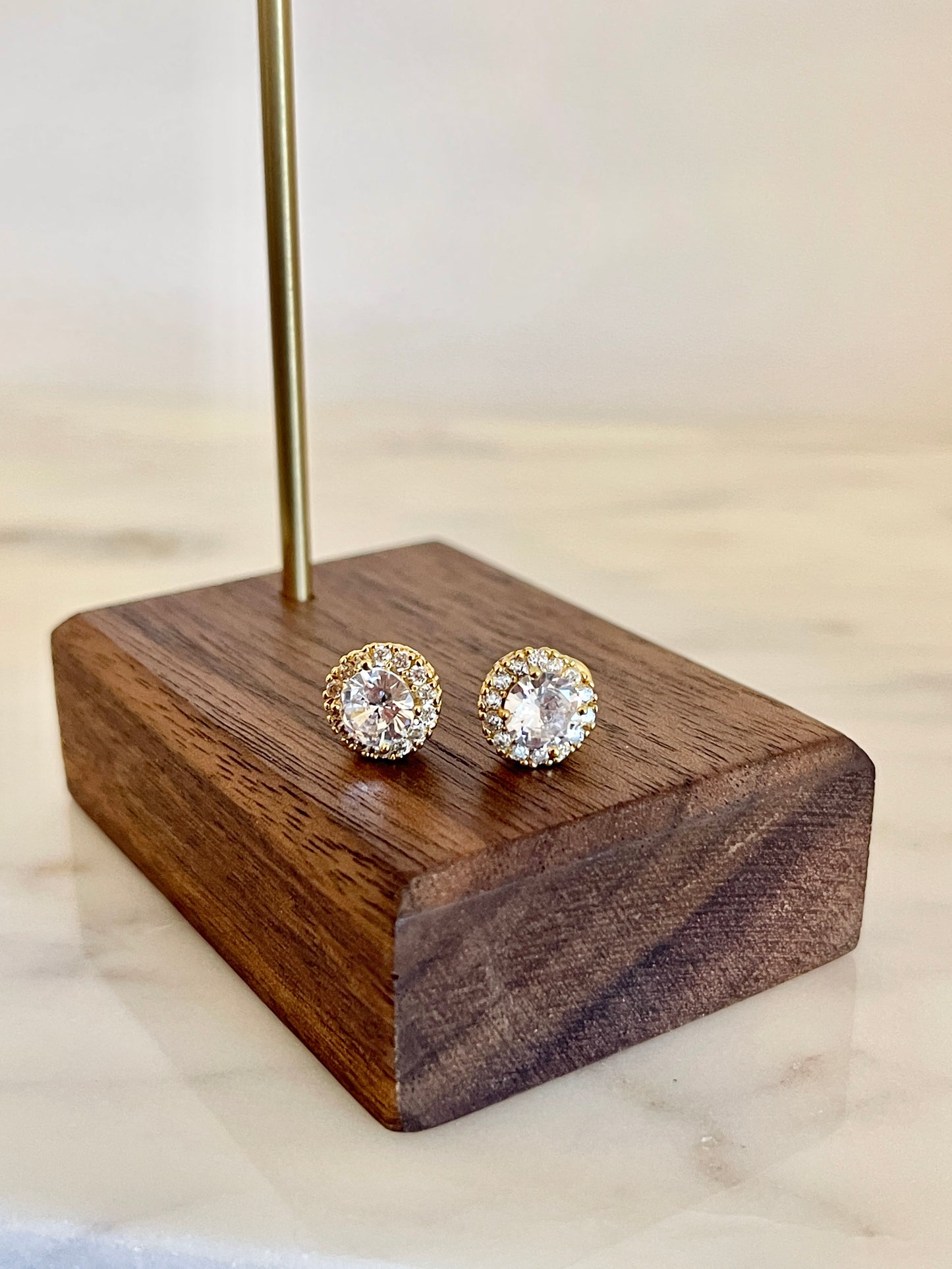 Elegant stud earrings