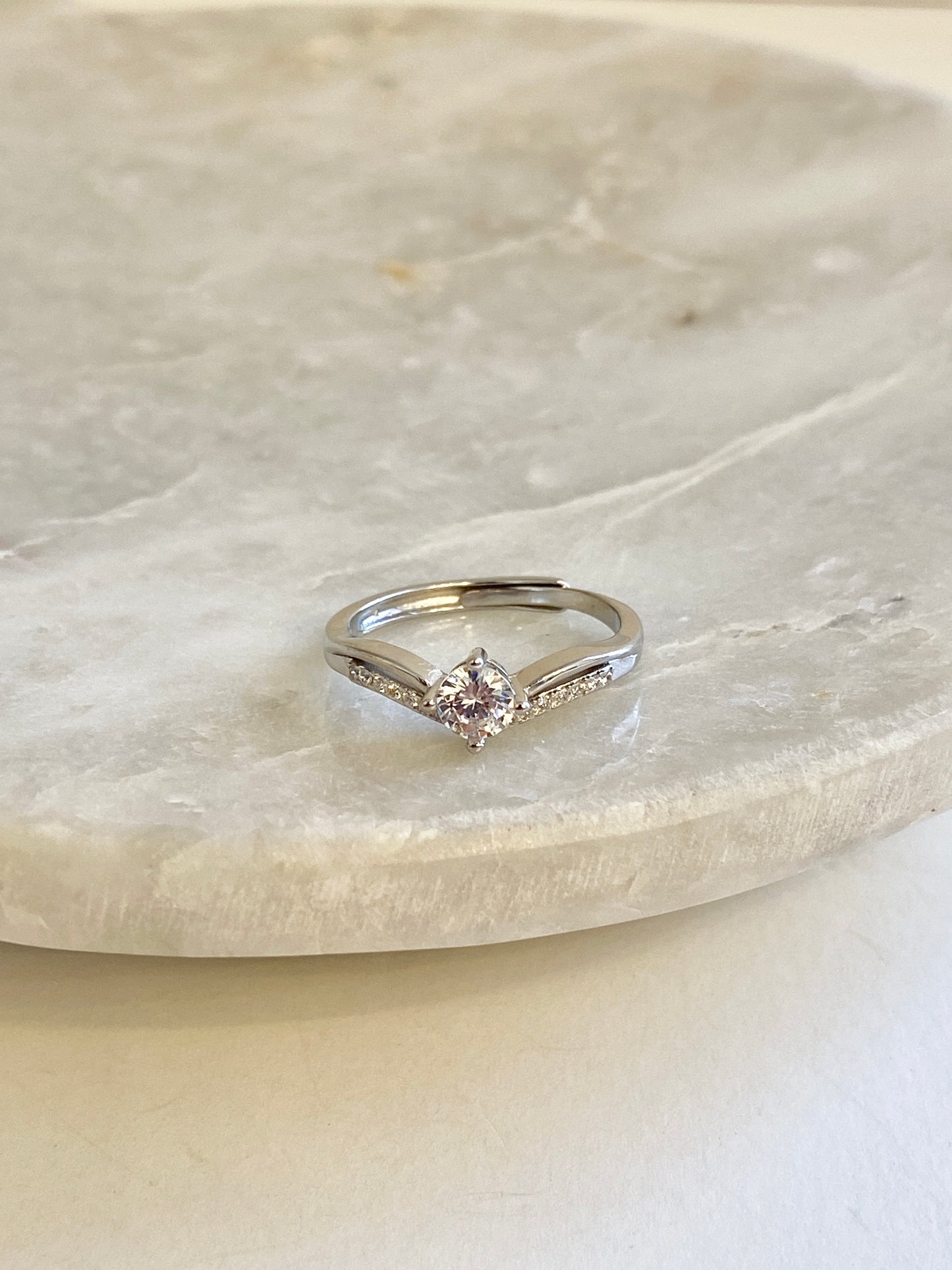 Elegant adjustable ring