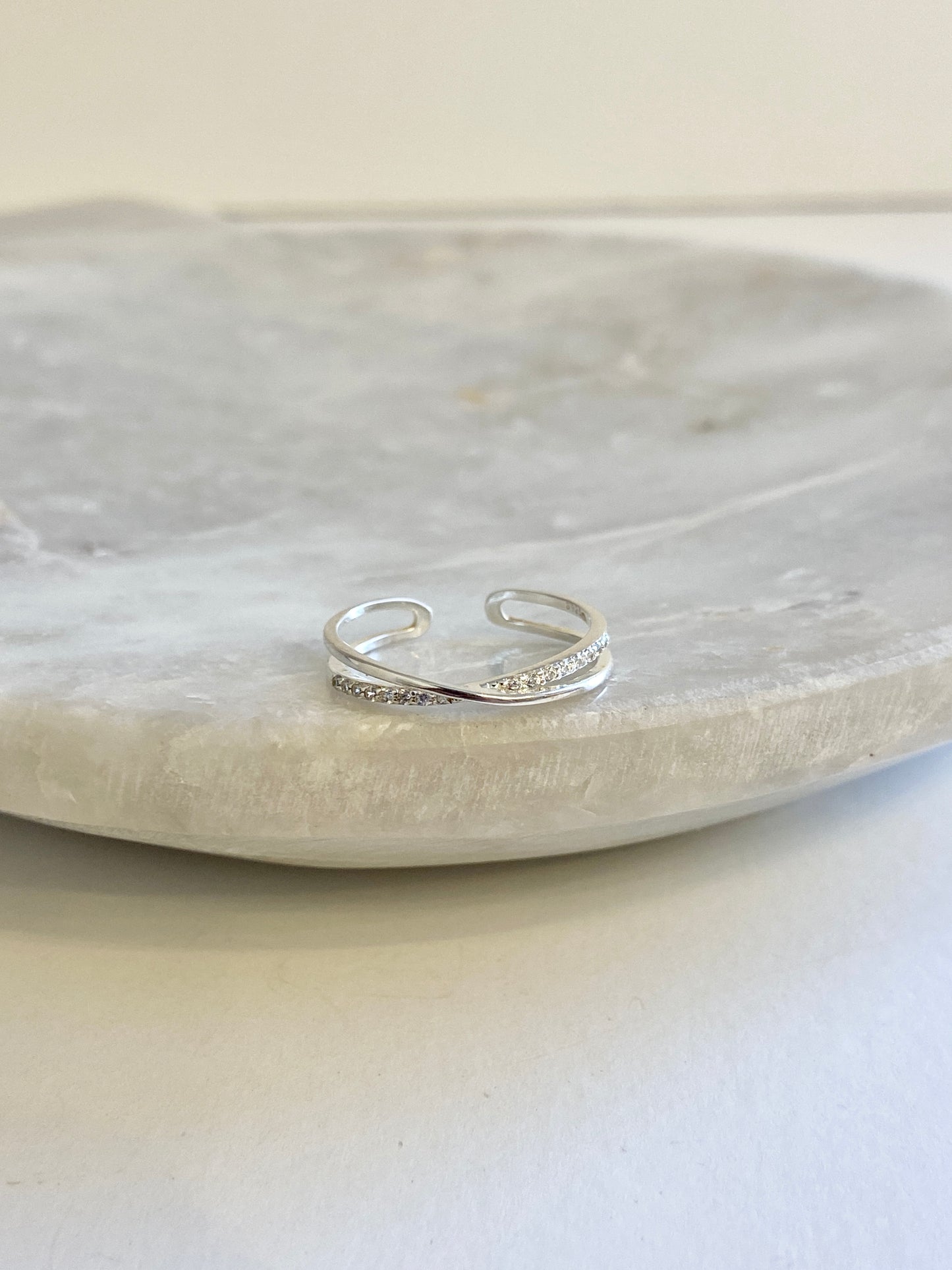 Delicate adjustable ring