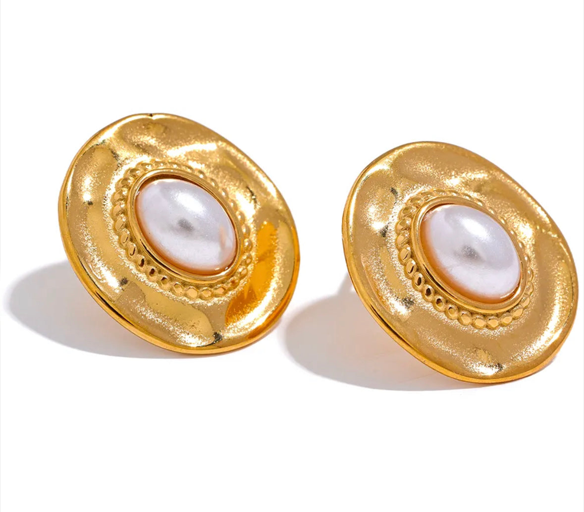 Round elegant stud earrings