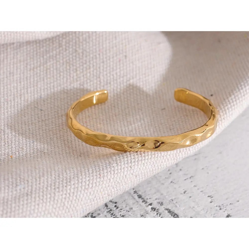 Texture simple cuff bracelet