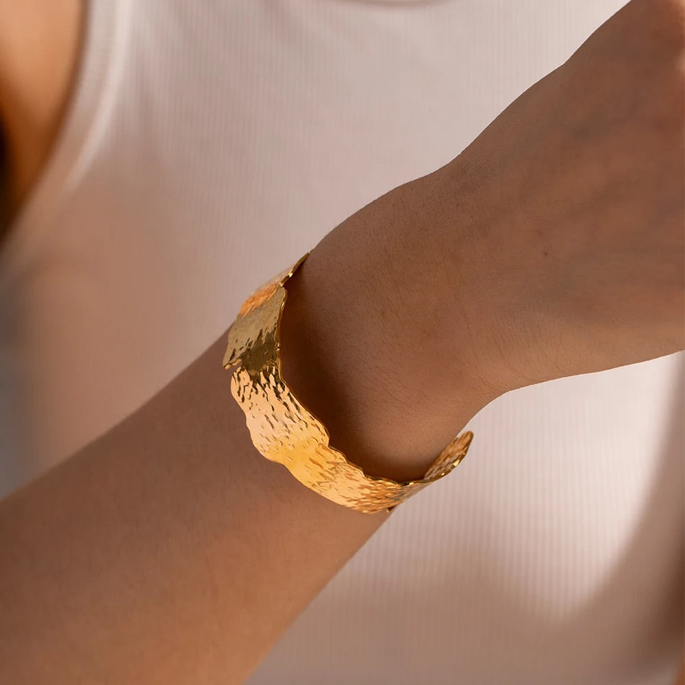 Elegant texture cuff bracelet