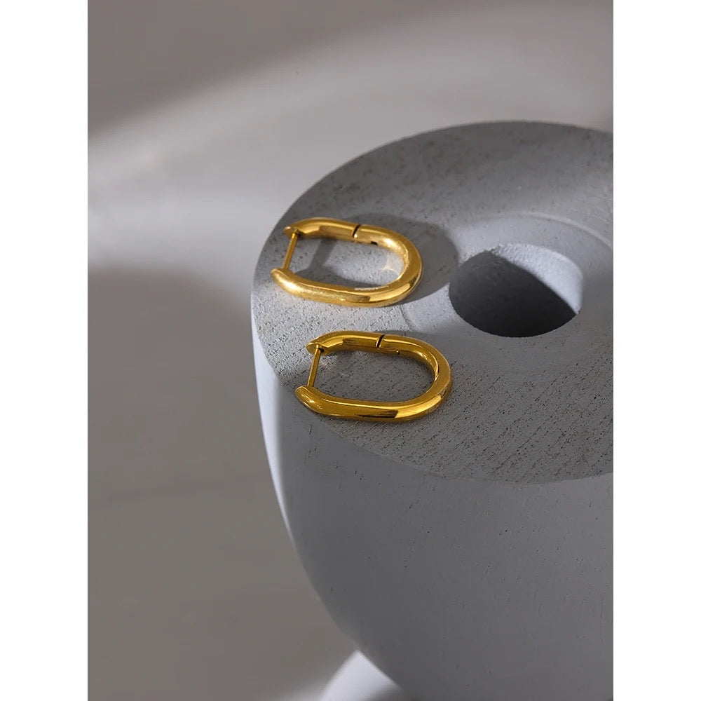 Oval gold hoop earrings