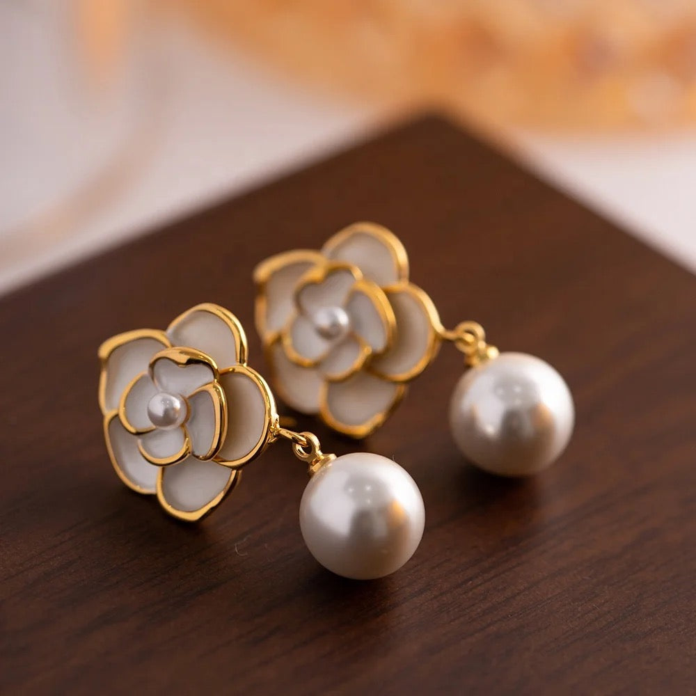 Glaze white flower elegant earrings