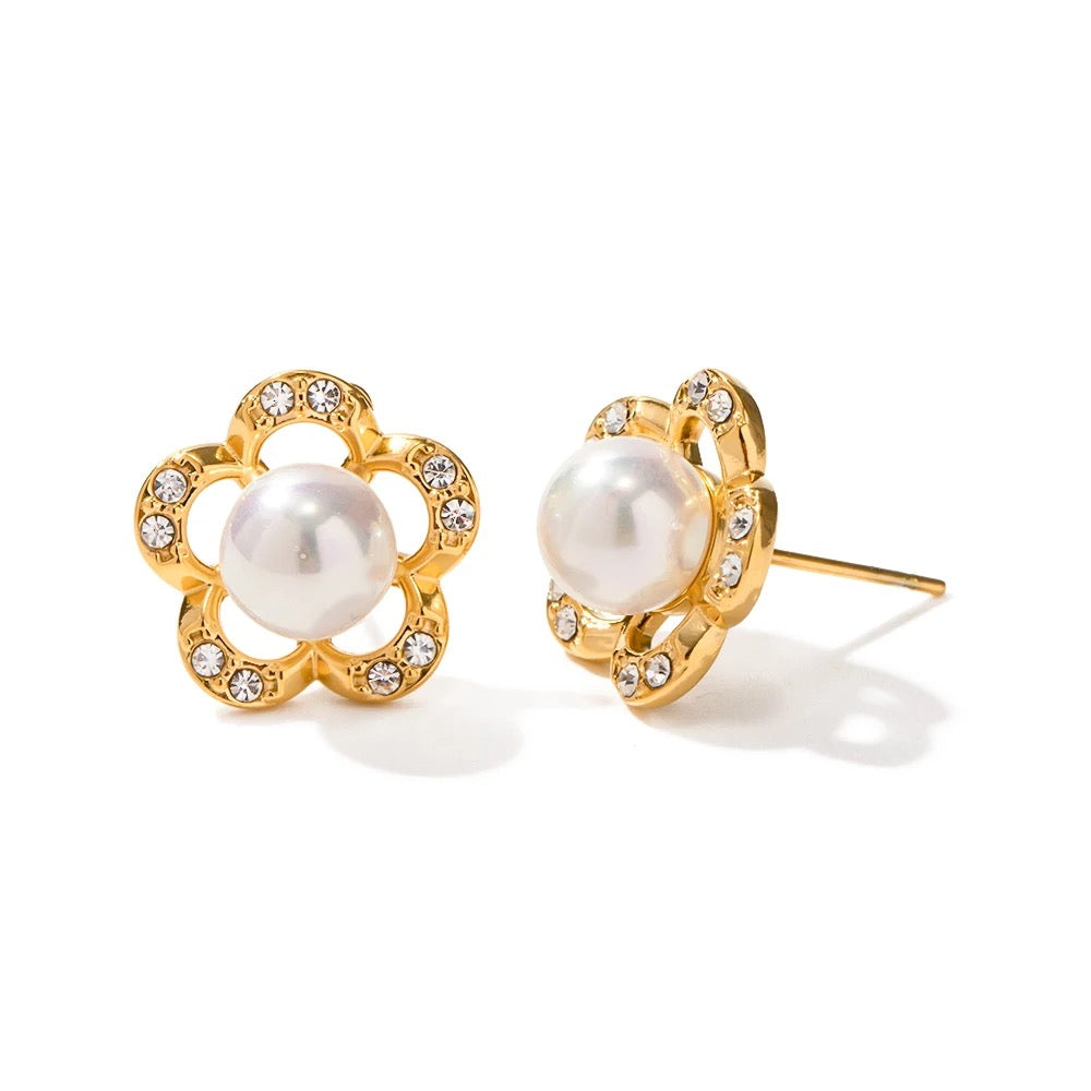 Pearl flower stud earrings