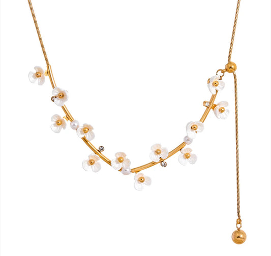 Exquisite white flowers necklace