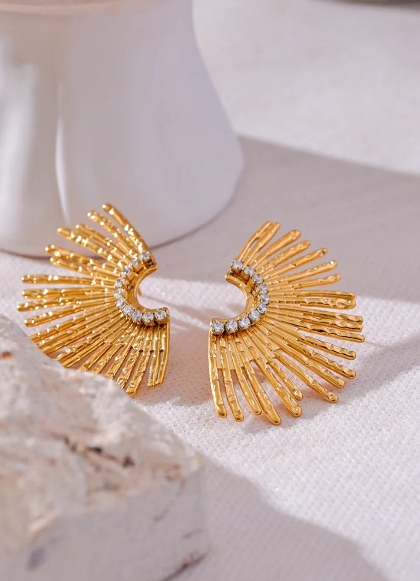 Statement elegant stud earrings