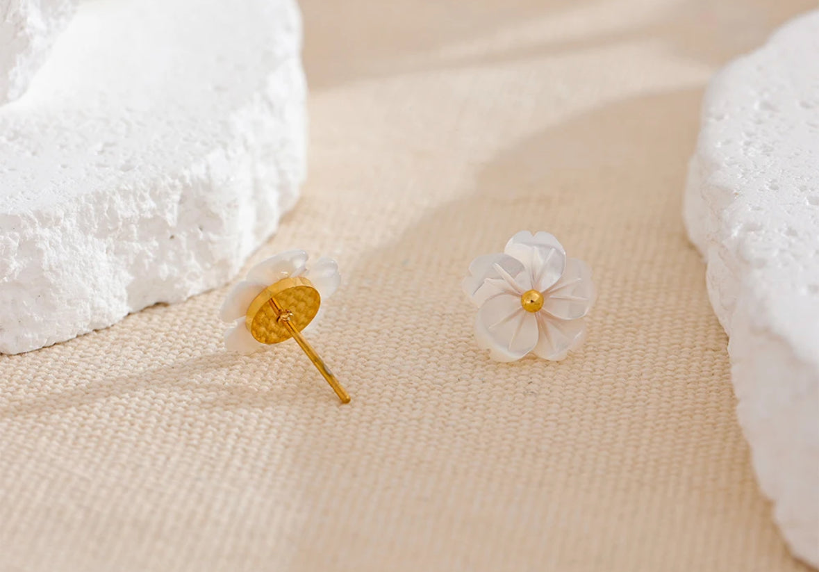 Natural shell flower stud earrings
