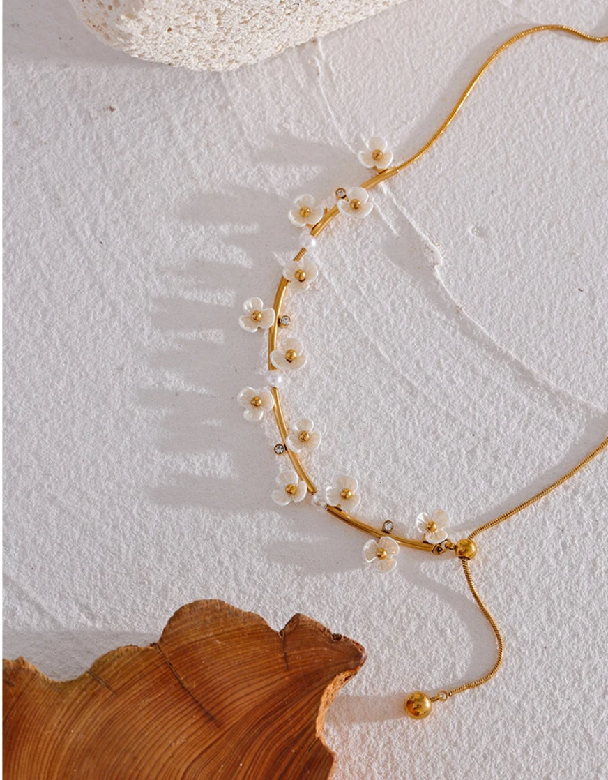 Exquisite white flowers necklace