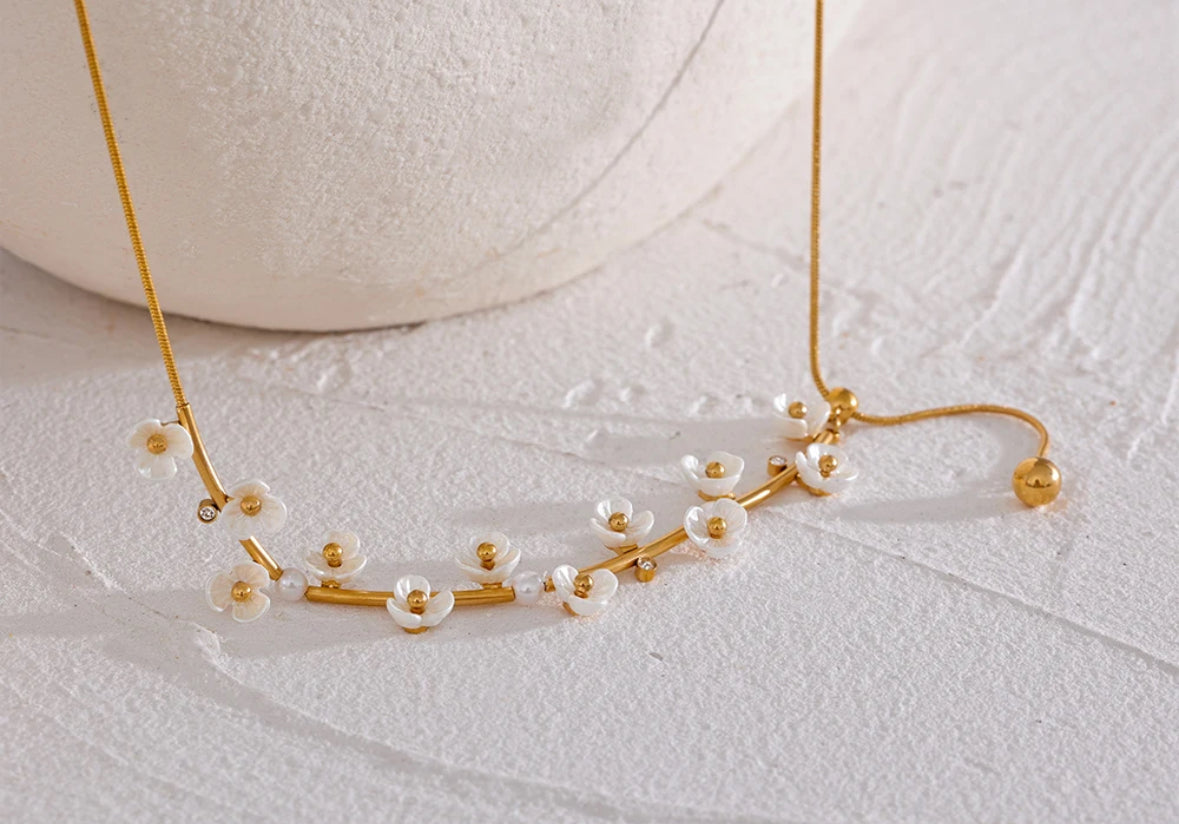Exquisite white flowers necklace
