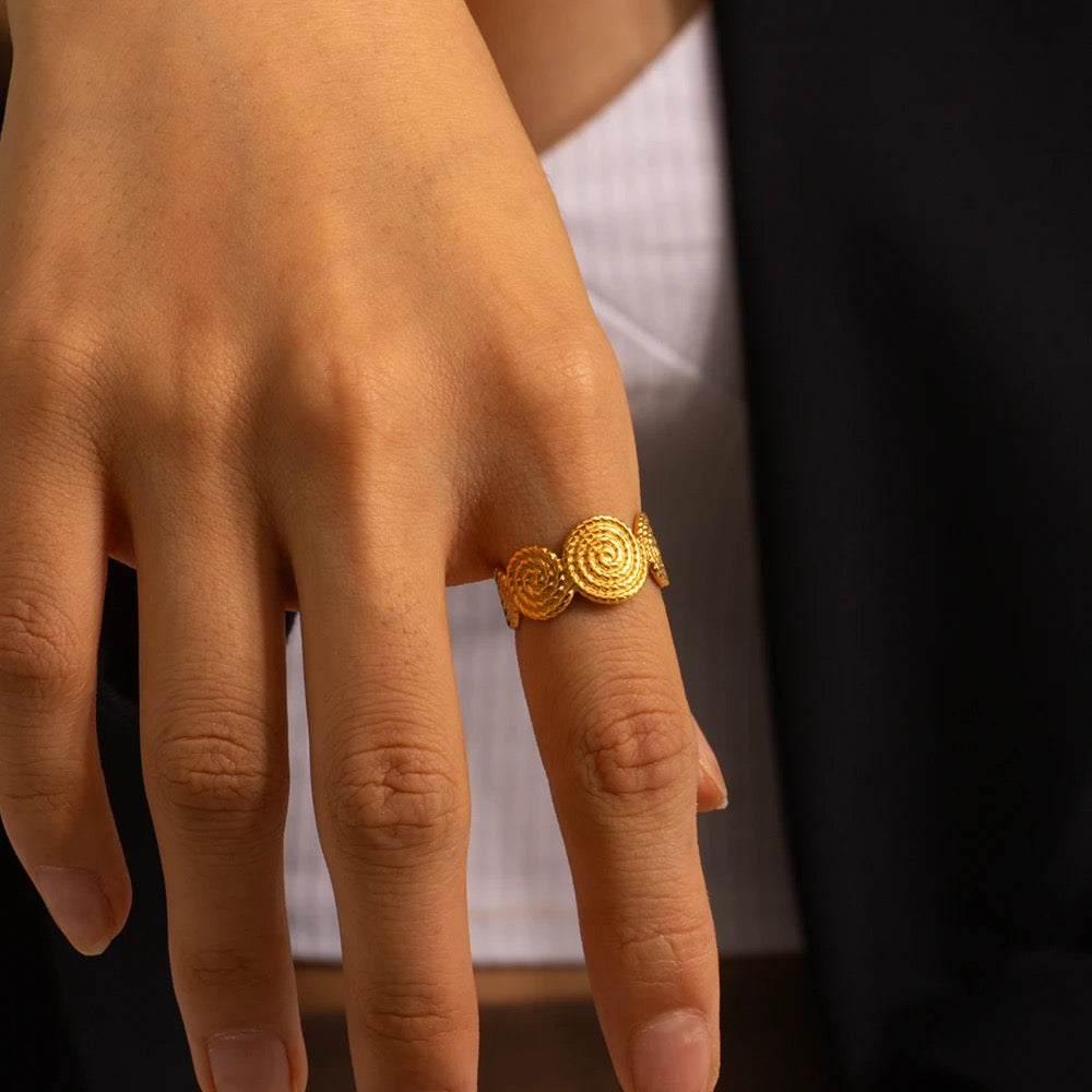 Spiral twist adjustable ring