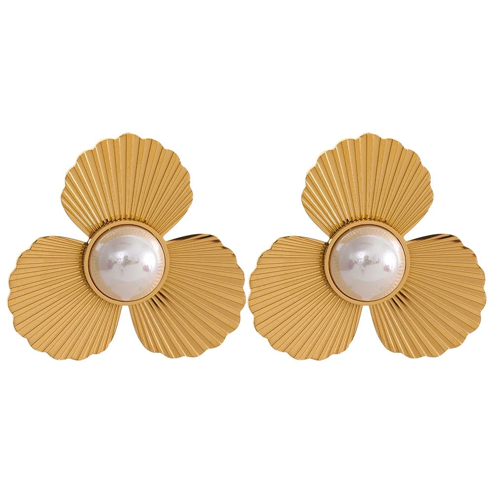 Pearl flower stud earrings
