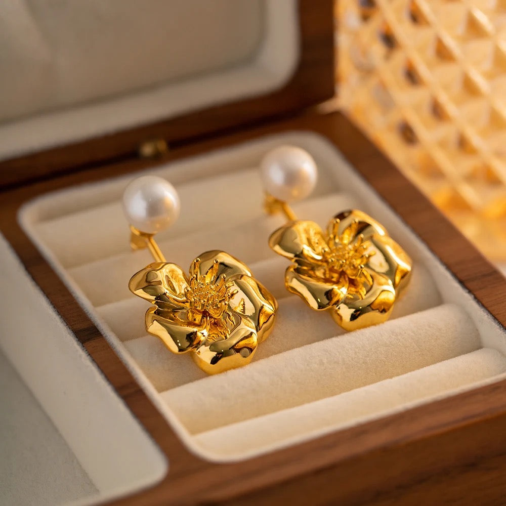 Pearl flower stud earrings
