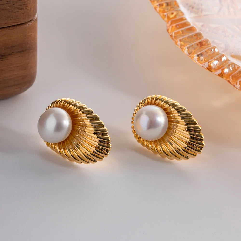 Texture fresh water pearl stud earrings