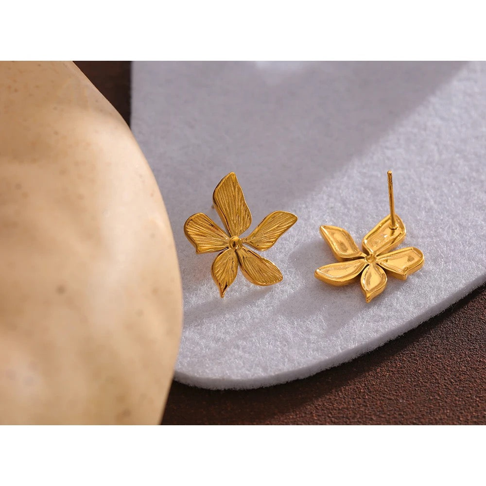 Flower stud earrings