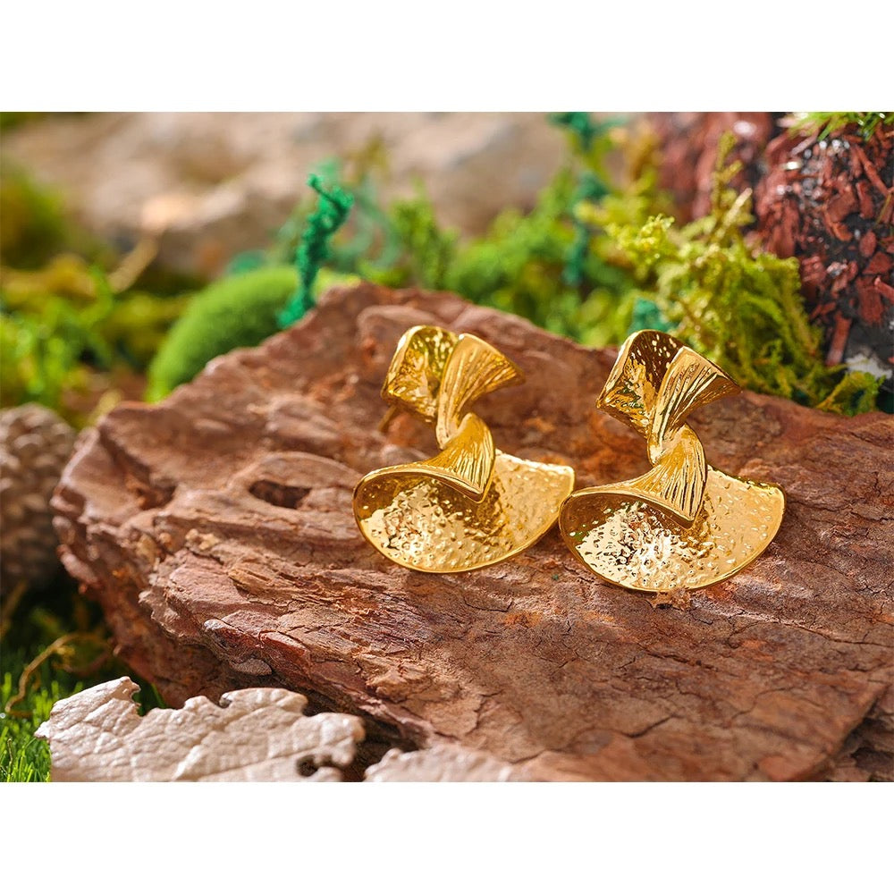 Fancy fan stud earrings