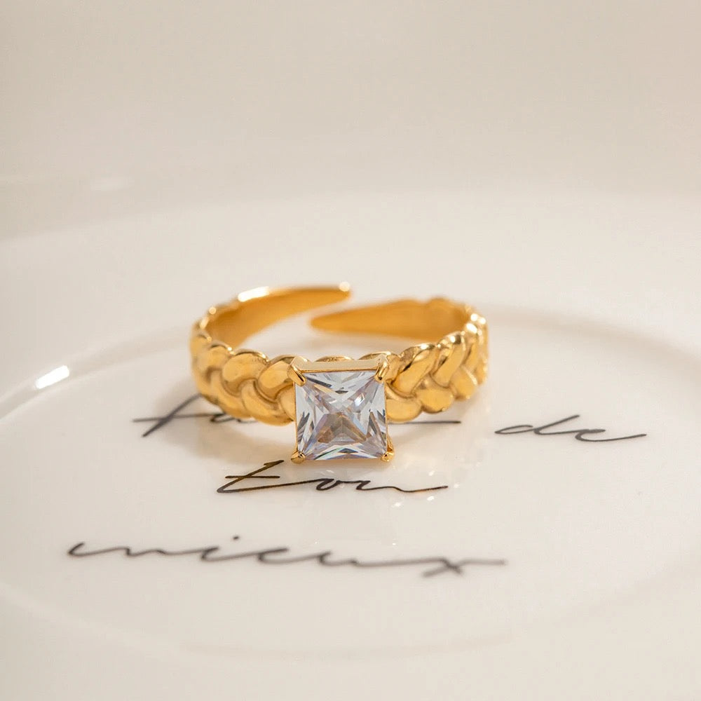 Elegant adjustable ring