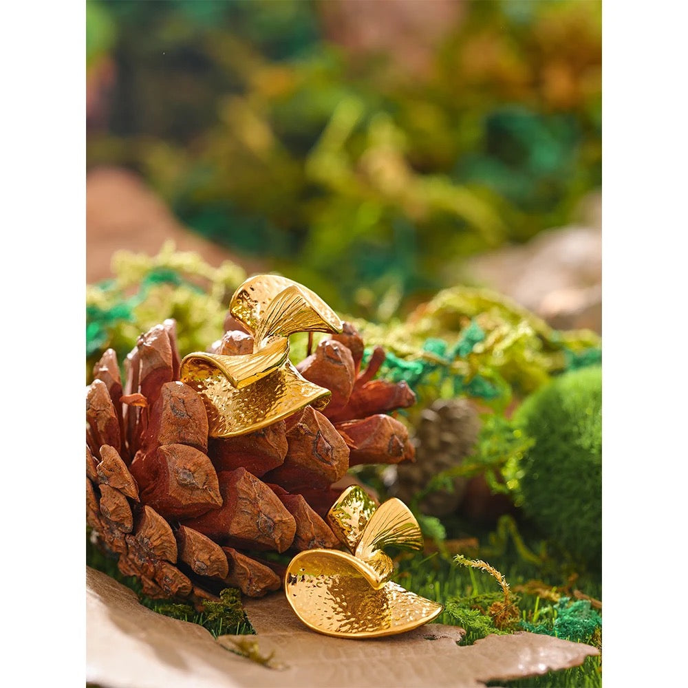 Fancy fan stud earrings