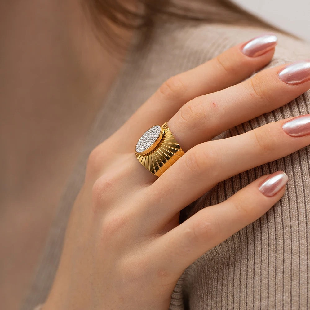 Elegant adjustable ring
