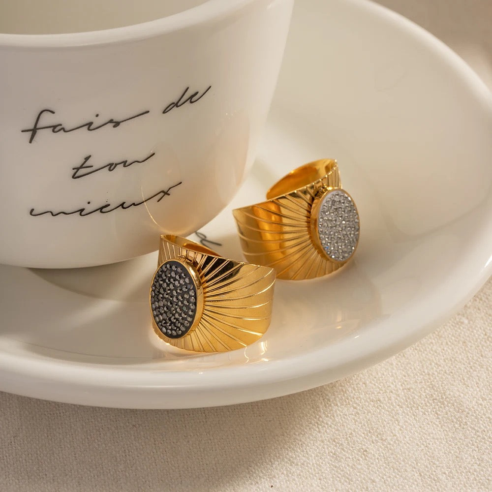 Elegant adjustable ring