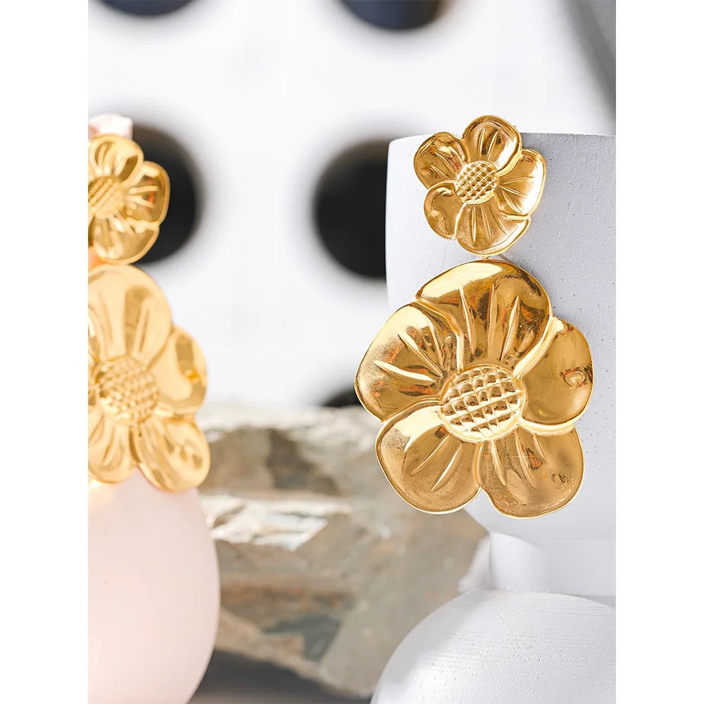 Big flowers stud earrings