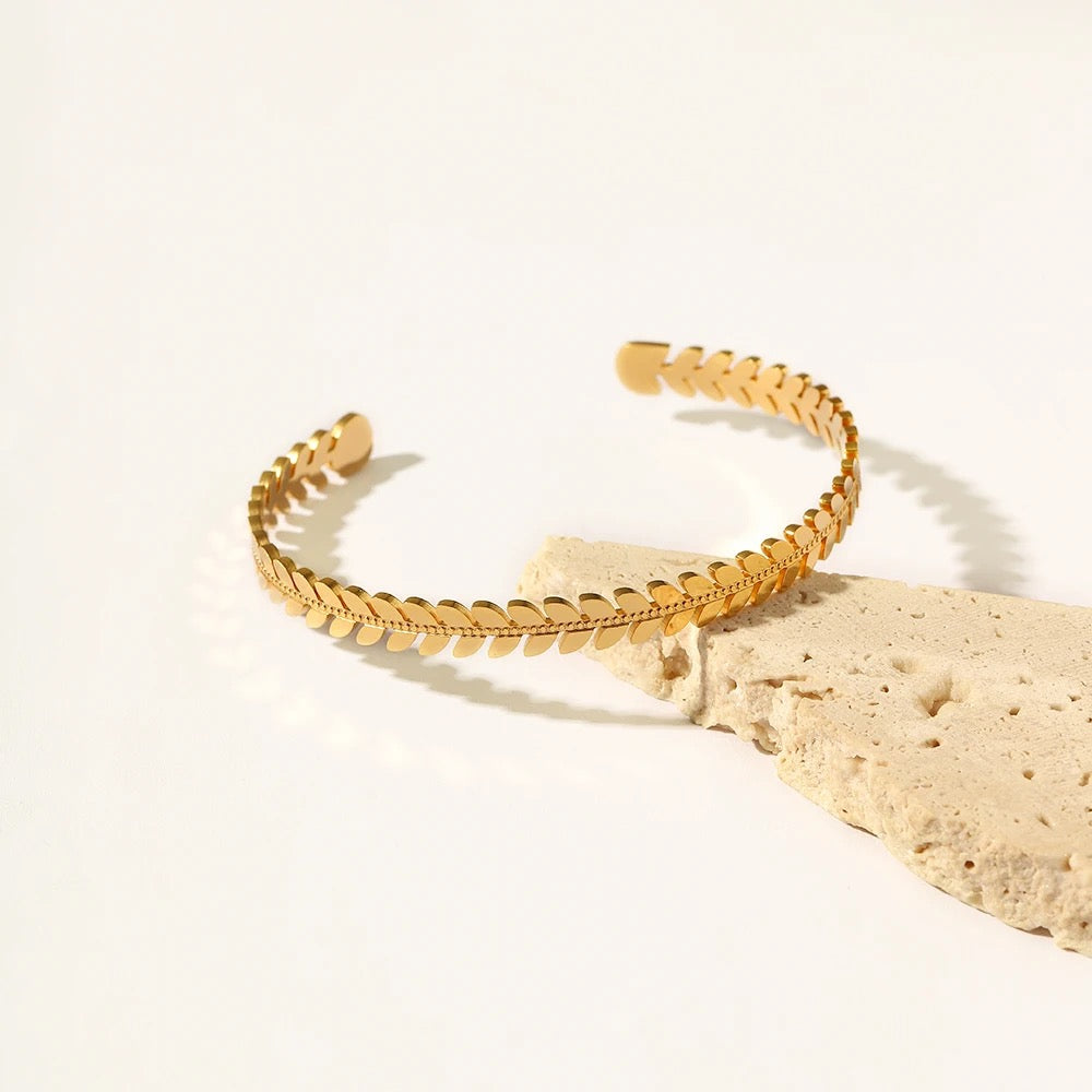 Leaf cuff bracelet