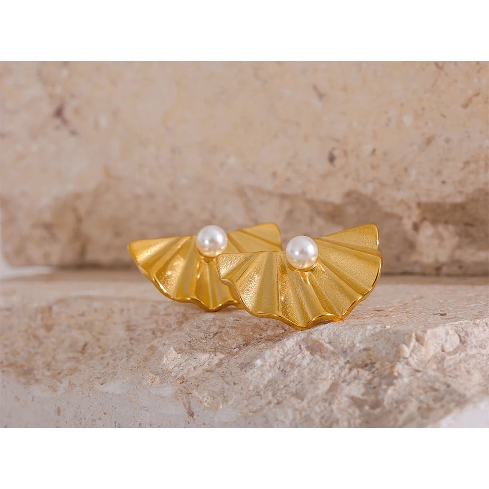 Fan pearl stud earrings