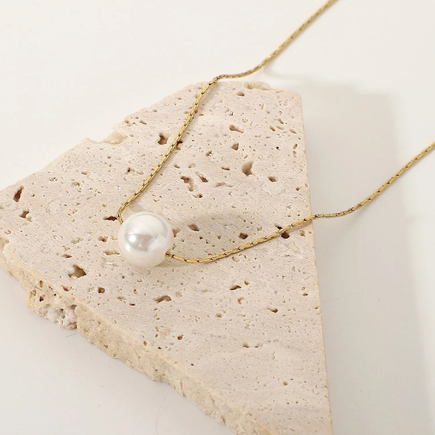 Round Pearl pedant necklace